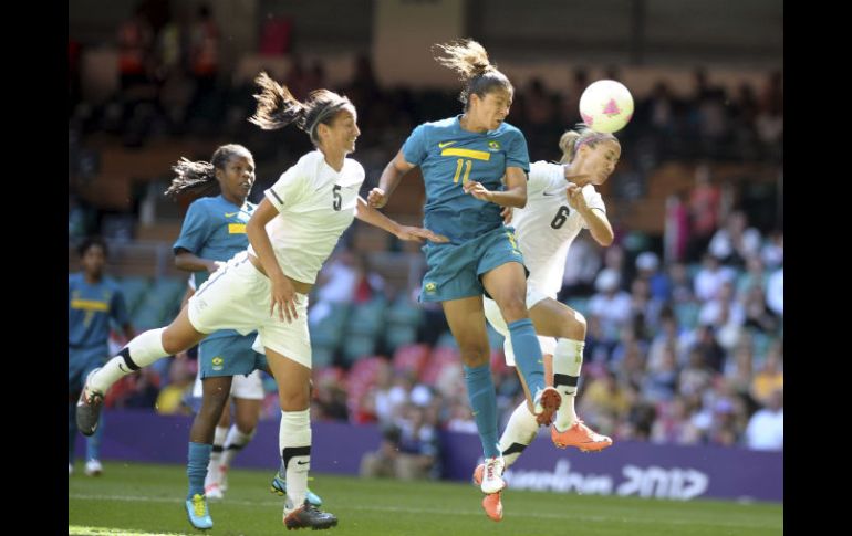 Cristiane, autora del gol verdeamarella, disputa un balón por alto. EFE  /