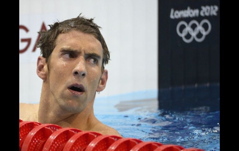 Phelps reacciona al darse cuenta de su posición en el tablero de resultados. AP  /