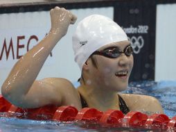 La china festeja su victoria en la piscina del Centro Acuático de Londres. AP  /