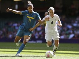 Cristiane (izquierda) y Katie Hoyle pelean por un balón en el encuetro del sábado. REUTERS  /