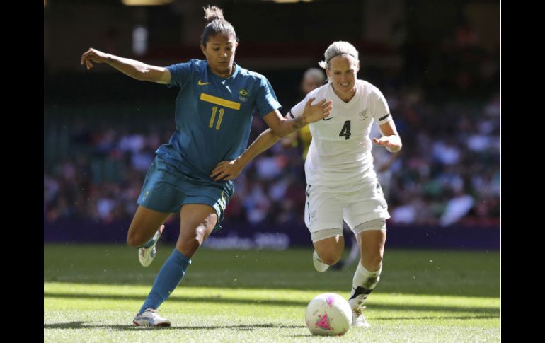 Cristiane (izquierda) y Katie Hoyle pelean por un balón en el encuetro del sábado. REUTERS  /