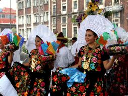 Bailarinas portando trajes típicos. NOTIMEX  /