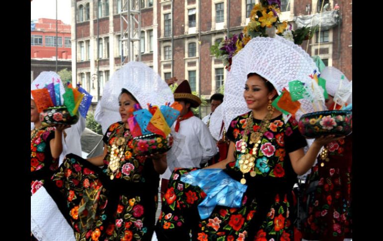 Bailarinas portando trajes típicos. NOTIMEX  /