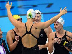 El equipo femenil australiano celebra el oro en la prueba de 4 por 100 libre. AFP  /