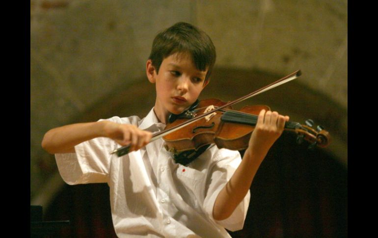 La sinfónica está integrada por niños y jóvenes, que plasmaron su virtuosismo y talento en el escenario. ARCHIVO  /