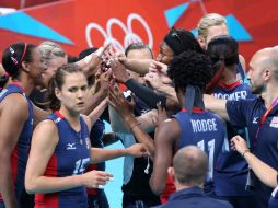 Las jugadoras estadounidenses celebran tras vencer en el juego de la ronda preliminar de voleibol. EFE  /