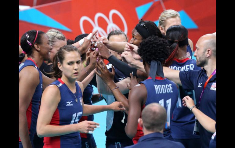 Las jugadoras estadounidenses celebran tras vencer en el juego de la ronda preliminar de voleibol. EFE  /