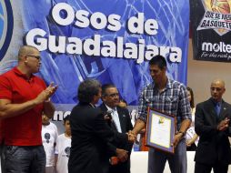 Gustavo Ayón recibe un reconocimiento durante la presentación de la liga en el CODE.  /