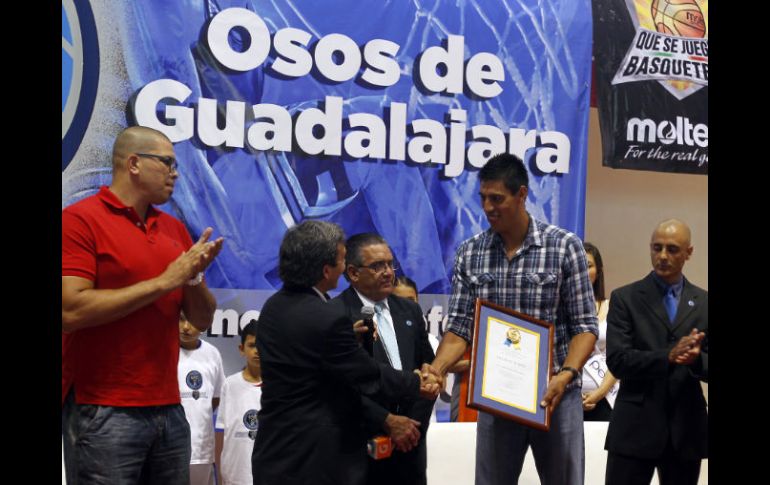 Gustavo Ayón recibe un reconocimiento durante la presentación de la liga en el CODE.  /