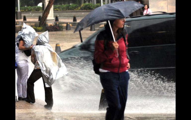 Debido a la lluvia la dependencia recomendó a los automovilistas manejar con precaución. EL UNIVERSAL  /