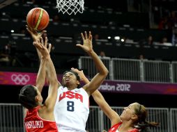 Angel McCoughtry (C) intenta encestar pese a la oposición de las croatas Marija Vrsaljko (I) y Lisa Ann Karcic (D). EFE  /