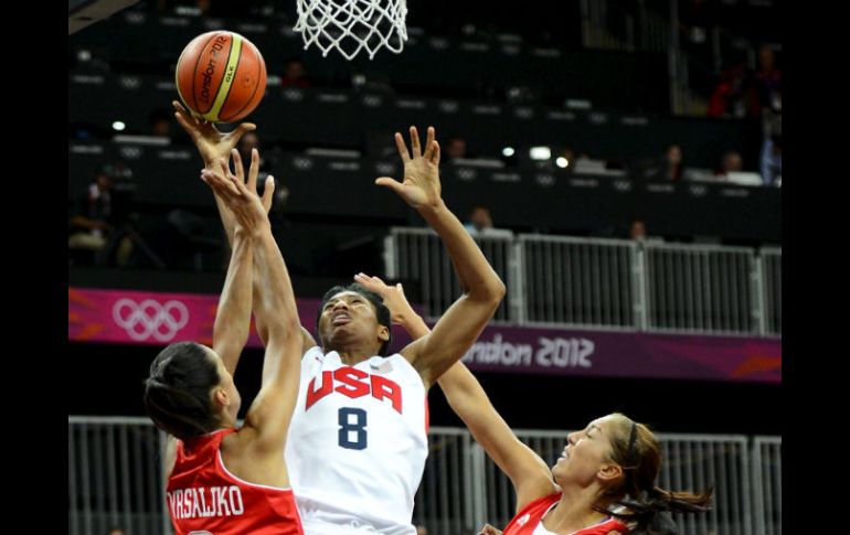 Angel McCoughtry (C) intenta encestar pese a la oposición de las croatas Marija Vrsaljko (I) y Lisa Ann Karcic (D). EFE  /