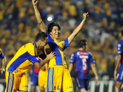 El jugador Hugo Ayala (c) de Tigres celebra una anotación ante Atlante. EFE  /