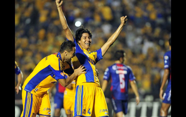 El jugador Hugo Ayala (c) de Tigres celebra una anotación ante Atlante. EFE  /