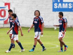 Reynoso (c) destacó la buena condición de la cancha, en la que espera que Chivas sume sus primeros tres puntos del torneo. ARCHIVO  /