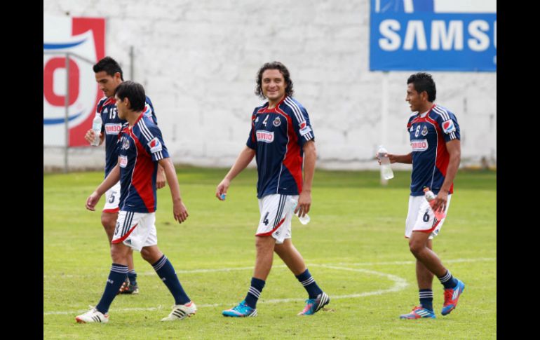 Reynoso (c) destacó la buena condición de la cancha, en la que espera que Chivas sume sus primeros tres puntos del torneo. ARCHIVO  /