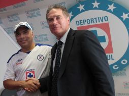 Guillermo Vázquez (izq) consiguió su primera victoria como director técnico de Cruz Azul. ARCHIVO  /