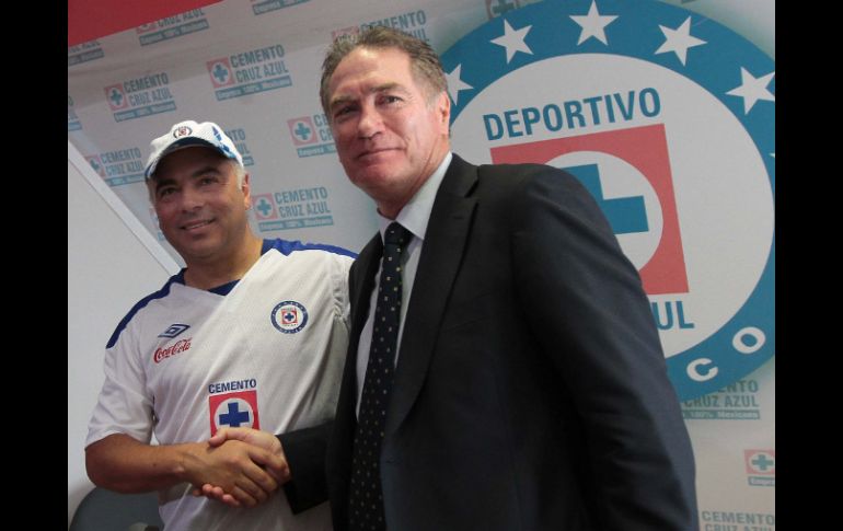 Guillermo Vázquez (izq) consiguió su primera victoria como director técnico de Cruz Azul. ARCHIVO  /