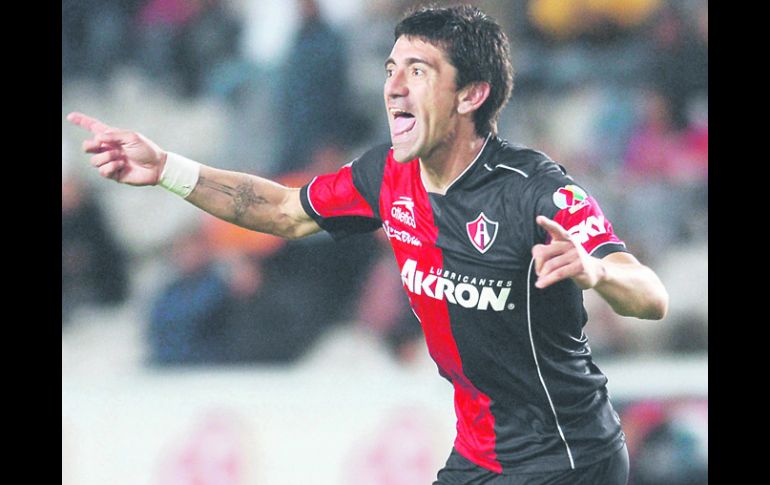 Héctor Mancilla festeja su primer gol como rojinegro y el segundo de la noche. XINHUA  /