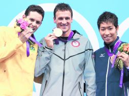 Podio inesperado. Thiago Pereira, Ryan Lochte y Kosuke Hagino posan con sus medallas, tras la premiación. REUTERS  /