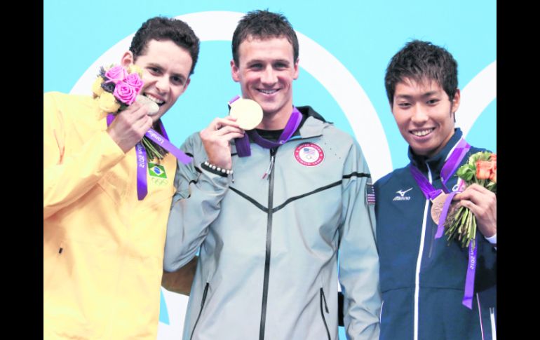 Podio inesperado. Thiago Pereira, Ryan Lochte y Kosuke Hagino posan con sus medallas, tras la premiación. REUTERS  /