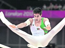 Debut en Londres. Daniel Corral durante la prueba de barras paralelas, en el arranque de la gimnasia arstística. ESPECIAL  /