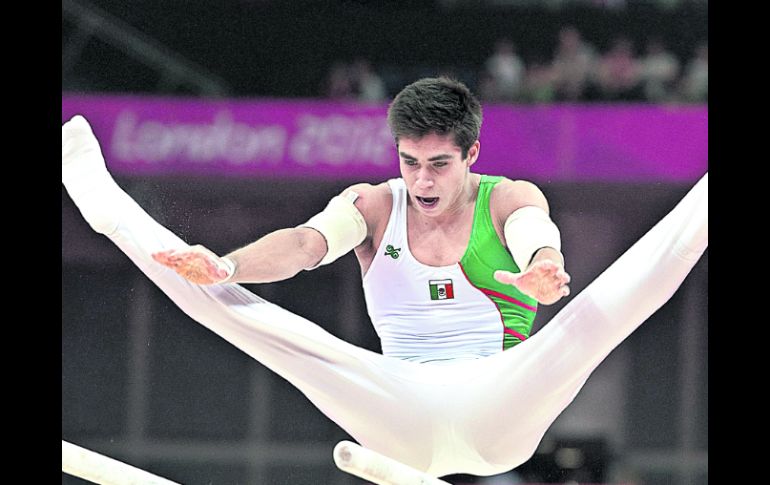 Debut en Londres. Daniel Corral durante la prueba de barras paralelas, en el arranque de la gimnasia arstística. ESPECIAL  /