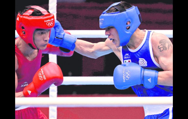 Combate Aguerrido. Óscar Valdez (derecha) conecta a su rival con un derechazo en su primera pelea en Londres 2012. EFE  /