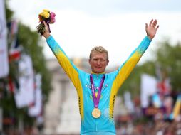 Alexandr Vinokurov, de Kasajstán, celebra durante la ceremonia de premiación de la competencia de ciclismo de ruta. REUTERS  /