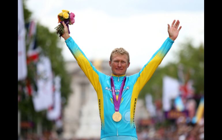 Alexandr Vinokurov, de Kasajstán, celebra durante la ceremonia de premiación de la competencia de ciclismo de ruta. REUTERS  /