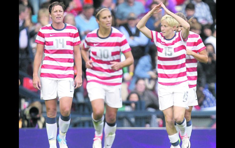 Muestra el camino. Megan Rapinoe (15) celebra la primera anotación de las estadounidenses. AFP  /