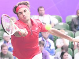 Control. Roger Federer devuelve la pelota. AFP  /