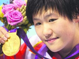 La china Shiwen Ye, de 16 años de edad, sostiene la medalla de oro que ganó en la prueba de 400 metros combinados. AP  /