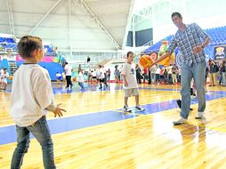 Imparte clínica. Gustavo Ayón compartió sus conocimientos con los niños en el Domo del CODE  /