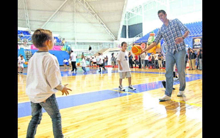 Imparte clínica. Gustavo Ayón compartió sus conocimientos con los niños en el Domo del CODE  /