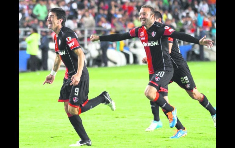 El artillero del Atlas, Héctor Mancilla, (izq.) celebra su anotaciónen el Estadio “Huracán”, de Pachuca. STRAFFON IMAGES  /