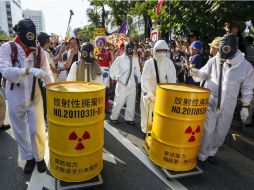 Manifestantes protestan contra la energía nuclear frente a la sede de Tokyo Electric Power. EFE  /