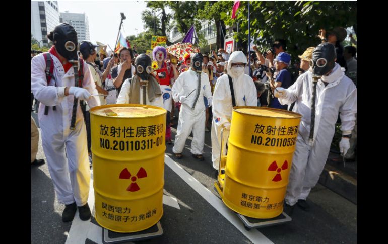 Manifestantes protestan contra la energía nuclear frente a la sede de Tokyo Electric Power. EFE  /