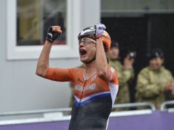 La ciclista holandesa celebra con euforia su oro. AFP  /