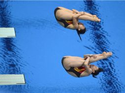 La pareja china sincronizada en uno de sus cinco saltos en la competencia. AFP  /