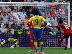 Giovani Dos Santos sentencia el partido con su segundo penal, de pena máxima. AFP  /