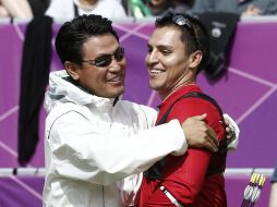 Wong (i) abraza a Eduardo Vélez durante los cuartos de final por equipo varonil del sábado. EFE  /