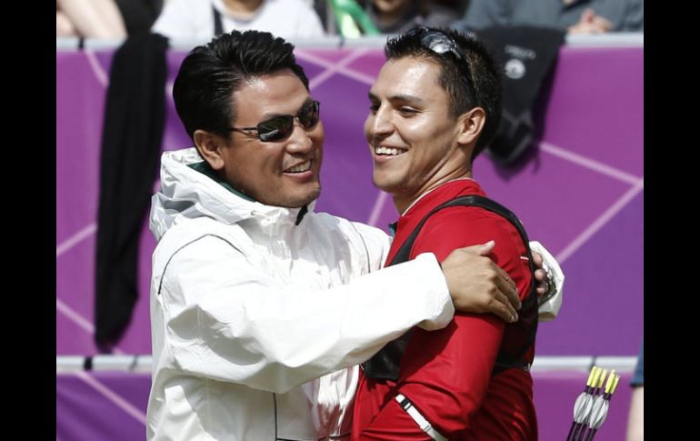 Wong (i) abraza a Eduardo Vélez durante los cuartos de final por equipo varonil del sábado. EFE  /