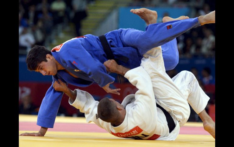 Lasha Shavdatuashvili (azul), con tán sólo 20 años, ya es campeón olímpico. EFE  /