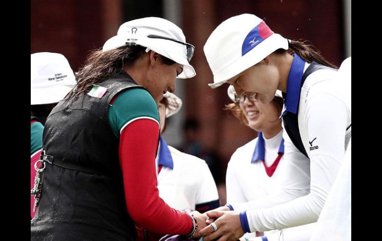 Las mexicanas saludan a las japonesas al final de su derrota. NTX  /