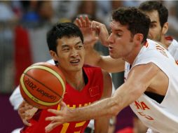 Rudy Fernández (derecha) se defiende de Jianghua Chen. EFE  /