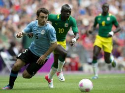 Sadio Mane (derecha) y Emiliano Albin corren por un balón. AFP  /