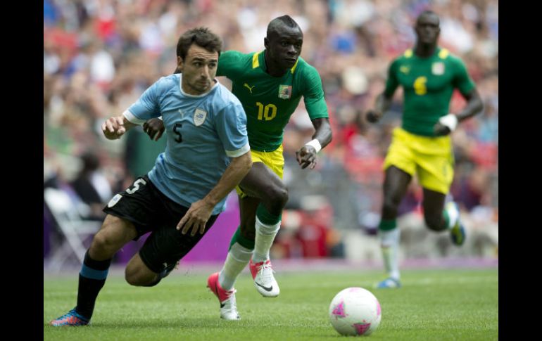 Sadio Mane (derecha) y Emiliano Albin corren por un balón. AFP  /