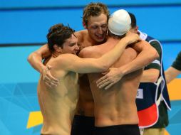 Amaury Leveaux, Fabien Gilot y Yannick Agnel celebran tras ganar la final de relevos. AFP  /