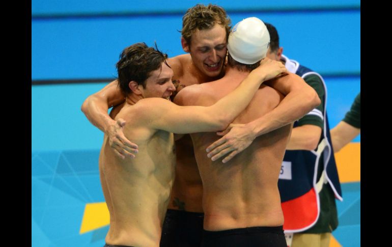 Amaury Leveaux, Fabien Gilot y Yannick Agnel celebran tras ganar la final de relevos. AFP  /